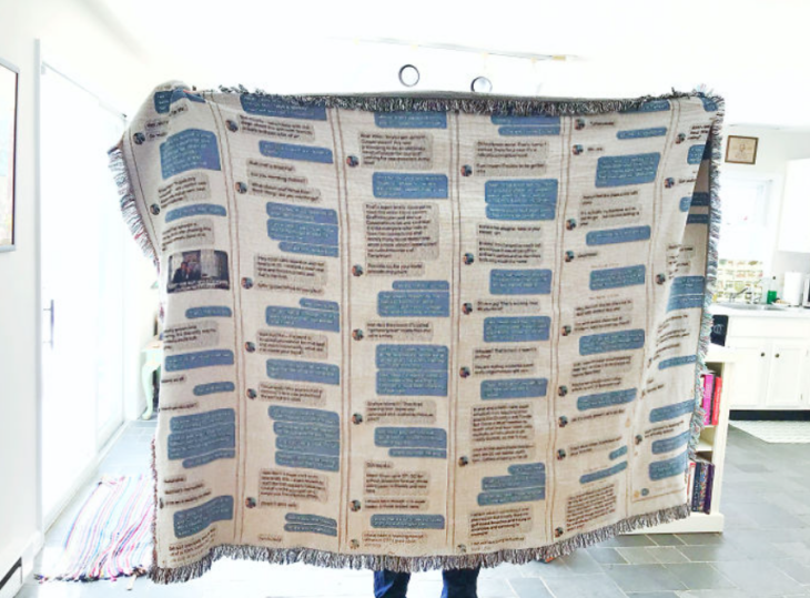 una manta que contiene impresa conversaciones de internet