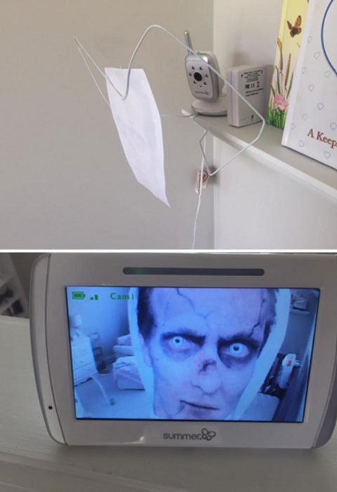 la imagen de un zombie colocada cerca de la pantalla del monitor del bebé
