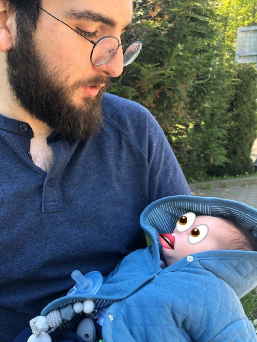 un papá con su pequeño en brazos pero con el rostro de su hijo alterado con Photoshop 