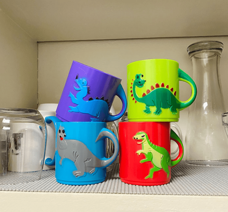 unos vistosos vasos de plástico de dinosaurios de distintos colores