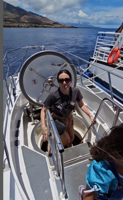 Jaqueline Bracamontes saliendo de un submarino 