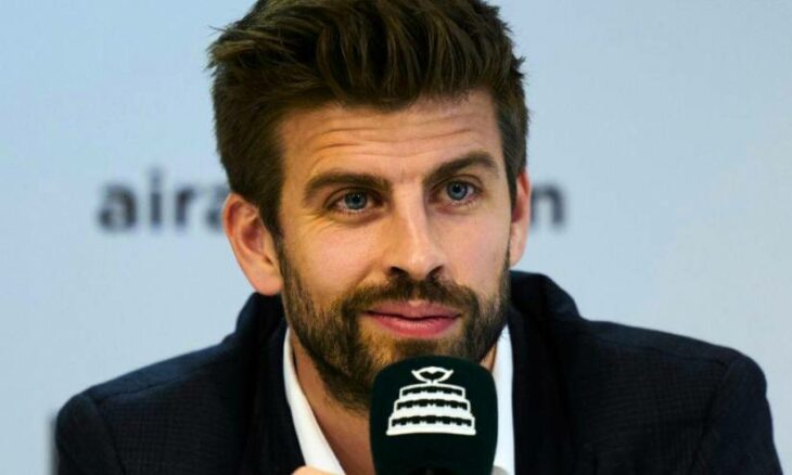 Gerard Piqué habla frente a un micrófono sentado en una rueda de prensa