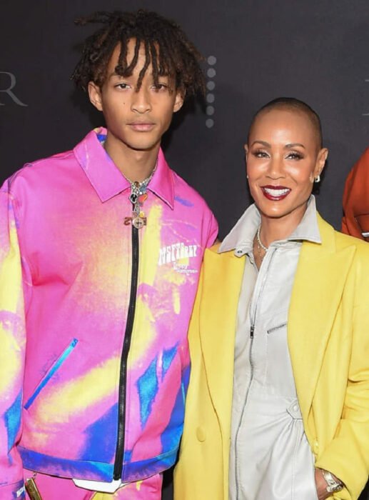 Jada Pinkett posando al lado de su hijo Jaden Smith 