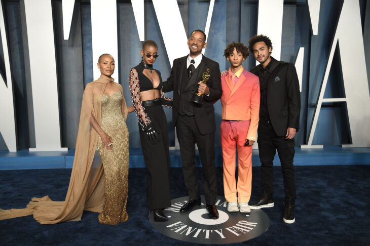 Jada Pinkett y Will Smith posando con su familia durante los Vanity Fair 