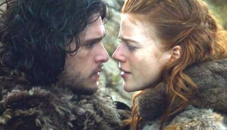 Kit Harington y Rose Leslie en una escena de Juego de tronos están de perfil viéndose directamente a los ojos 