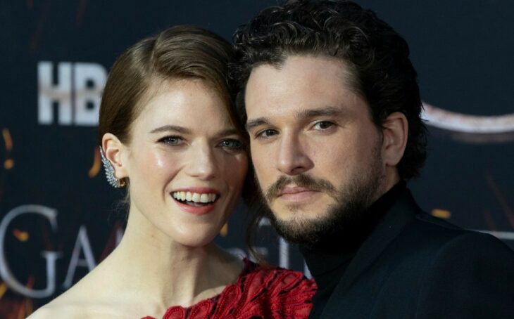 Kit Harington y Rose Leslie en la alfombra roja de algún evento en Hollywood están juntando ligeramente sus cabezas 