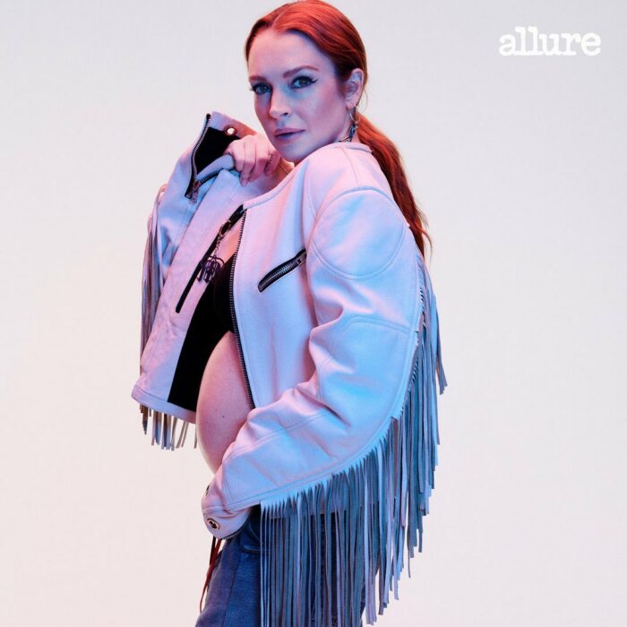 Lindsay Lohan posando con un chaleco de barbas para la revista Arulle