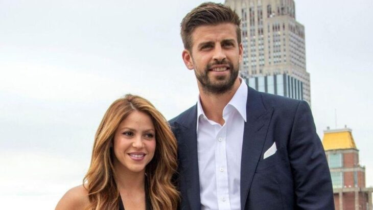 Shakira y Gerard Piqué en un evento al aire libre en Nueva York ambos sonríen discretamente 