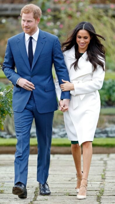 Príncipe Harry y Meghan Markle caminando de la mano 