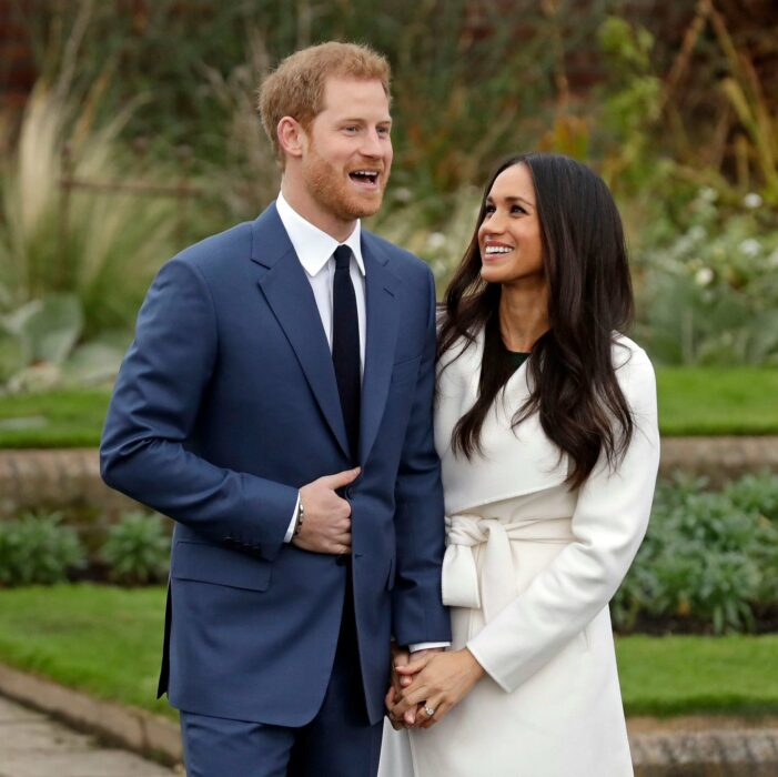 Príncipe Harry al lado de Meghan Markle viéndose muy felices y de la mano 