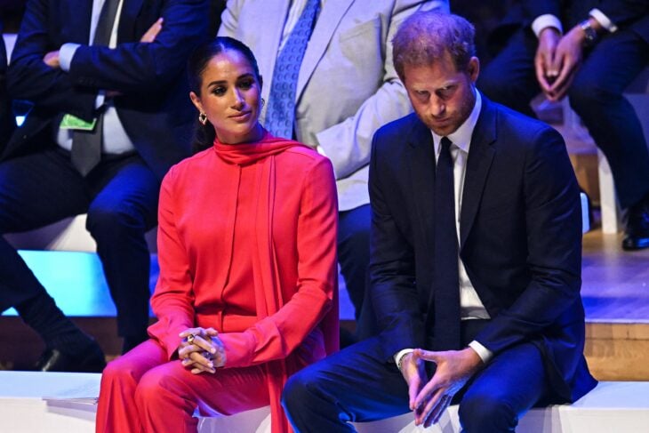 Meghan Markle sentada al lado del príncipe Harry 