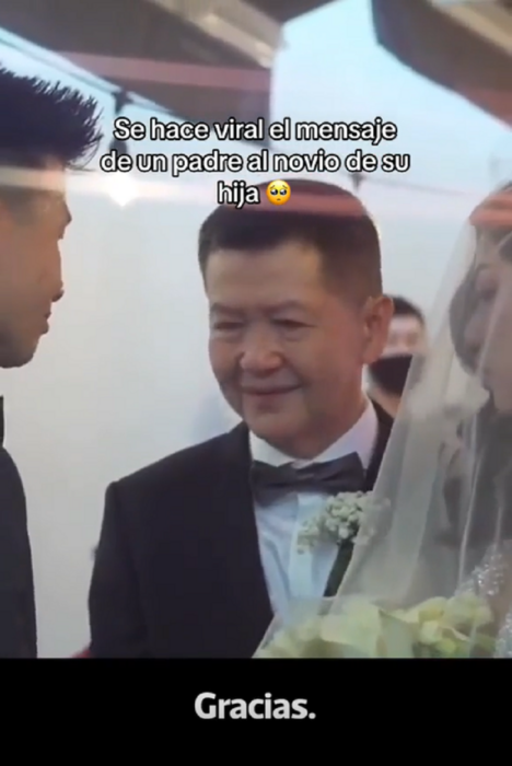 un padre entregando a su hija a su futuro esposo en el altar el día de su boda