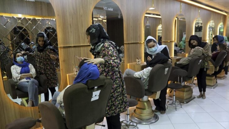Talibanes prohíben salones de belleza para mujeres