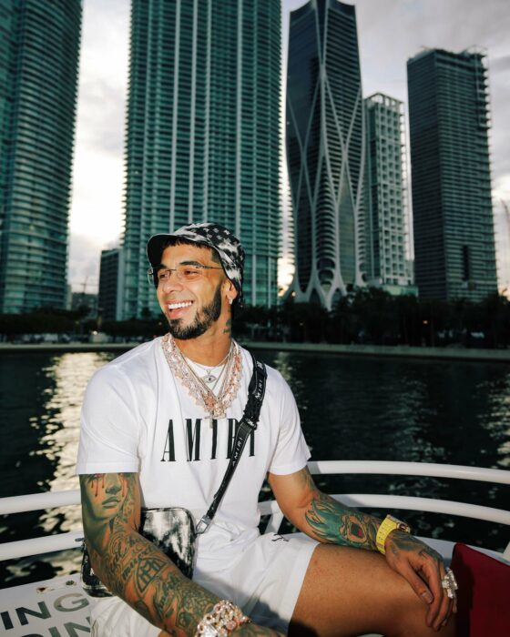 Fotografía de Anuel AA sobre un yate paseando por Miami, Estados Unidos 