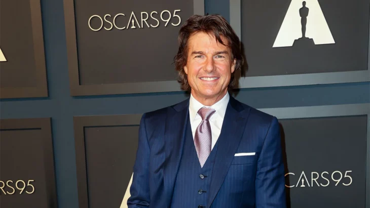 Tom Cruise fotografiado en la entrega de los Oscar lleva un traje azul marino y está sonriendo