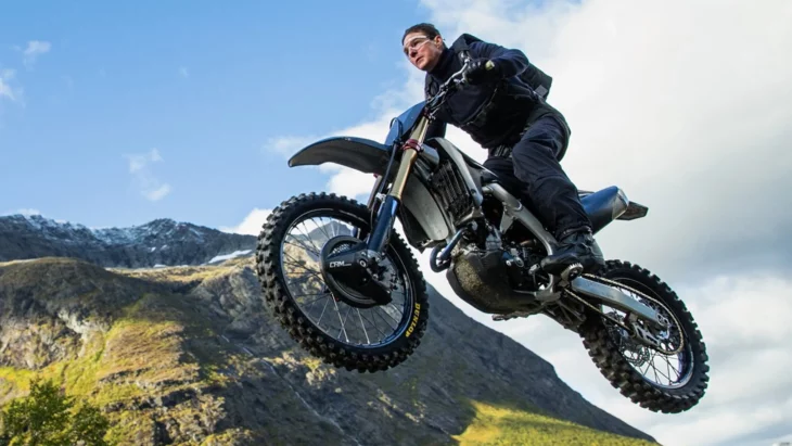 el actor Tom Cruise rodando una escena de Misión Imposible 7 saltando en una moto