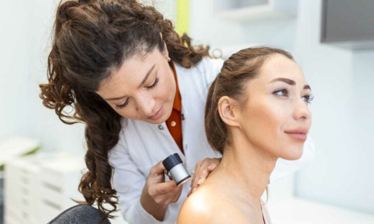 Mujer haciéndose chequeo en el dermatólogo