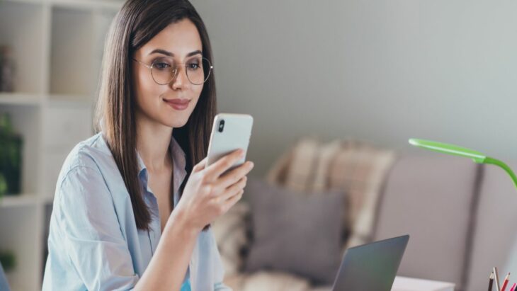 Mujer viendo el celular