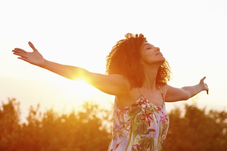 Mujer disfrutando del amanecer