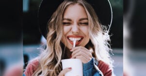 10 rasgos que los hombres consideran irresistibles en una mujer y no lo sabías