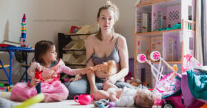 Madre comparte la realidad de vivir con depresión postparto en una serie de fotografías