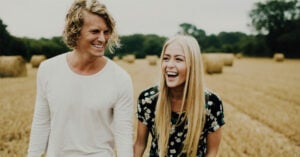 9 Razones por las que todos los hombres deberían salir con una chica que los hace reír