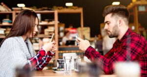 Crece el fenómeno del ‘phubbing’: despreciar a tu pareja por revisar tu celular