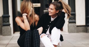 15 Cosas que solo suceden cuando tu hermana también es tu mejor amiga