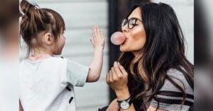 15 Cosas que los hombres deben de saber antes de salir con una chica que es madre soltera